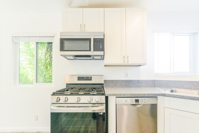 Building Photo - Ocean Avenue Duplex