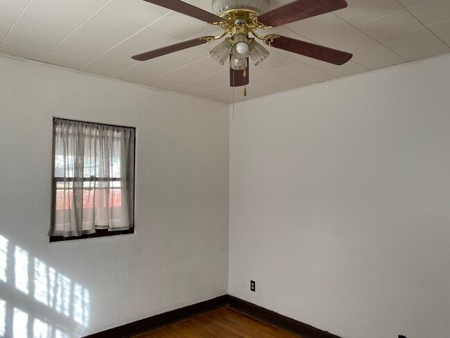 Building Photo - 1930's Bungalow Charmer, 2bdrm, 1 bath hou...