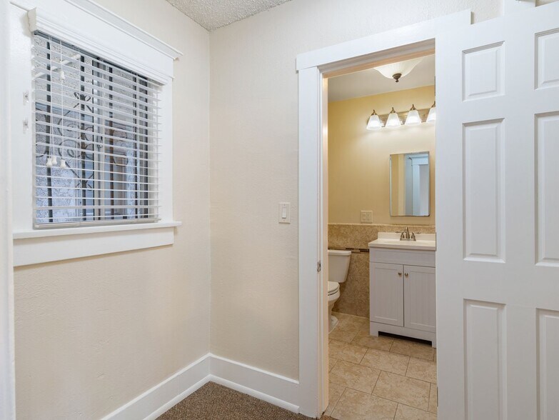 Building Photo - 1460 Gaviota Ave