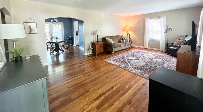 Building Photo - East Side 2 Bedroom, 1  Bath Beauty with Fenced Backyard & Hardwood Floors