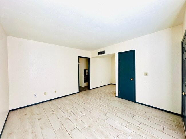 Primary Photo - Spacious 1 Bedroom in Gated Community, Off...