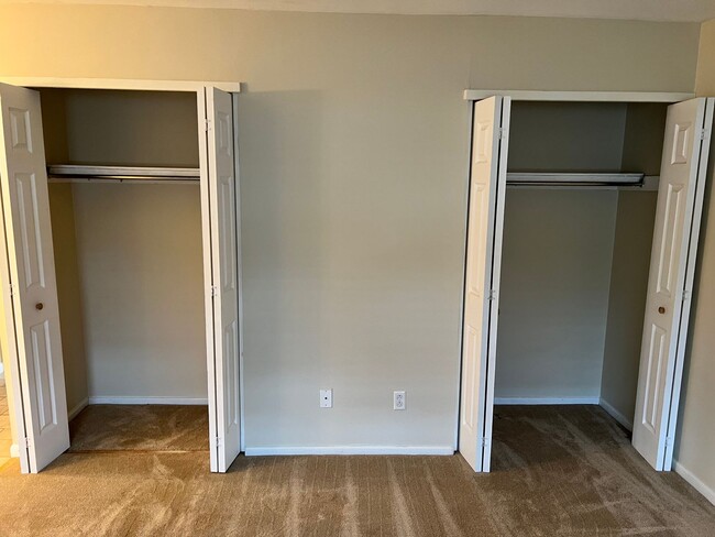 Building Photo - Recently updated Berkshire Estates Condo