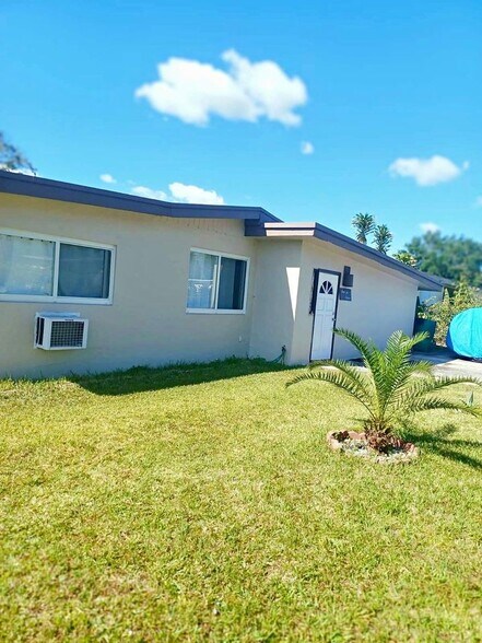 front yard & driveway - 4216 SW 51st St