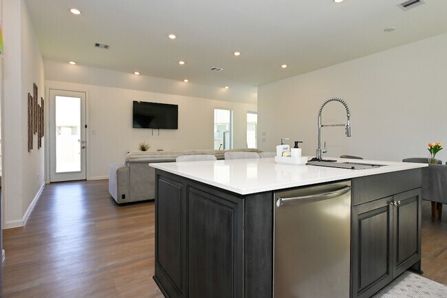 Building Photo - 3057 Pensacola Dr