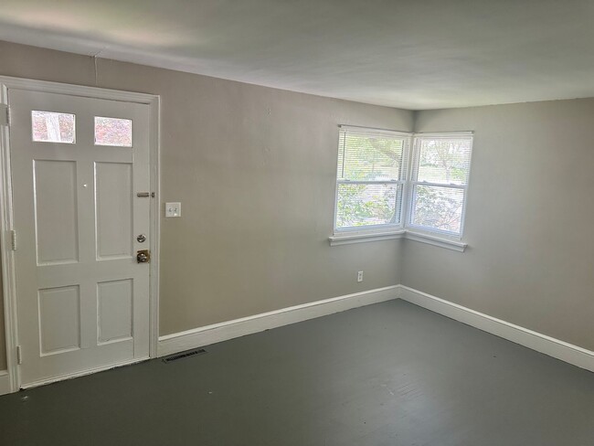 Building Photo - Myers Park Two Bedroom Duplex off S.Kings ...