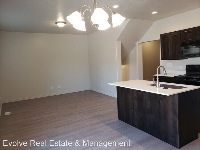 Building Photo - 5 br, 3.5 bath House - 788 N 2560 E
