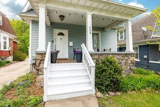 Building Photo - Walk to Downtown Ann Arbor - 3 bed/2 bath