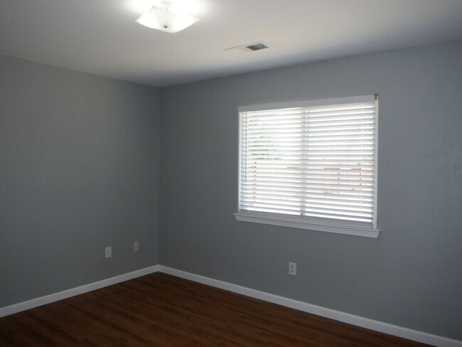 Building Photo - Convenient Location - Cul De Sac