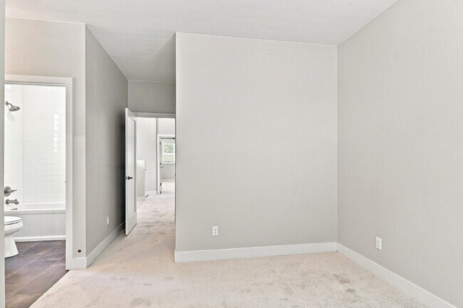 Building Photo - $3,740.95 - 4 bed, 3.5 bath Updated Townhome in Englewood!
