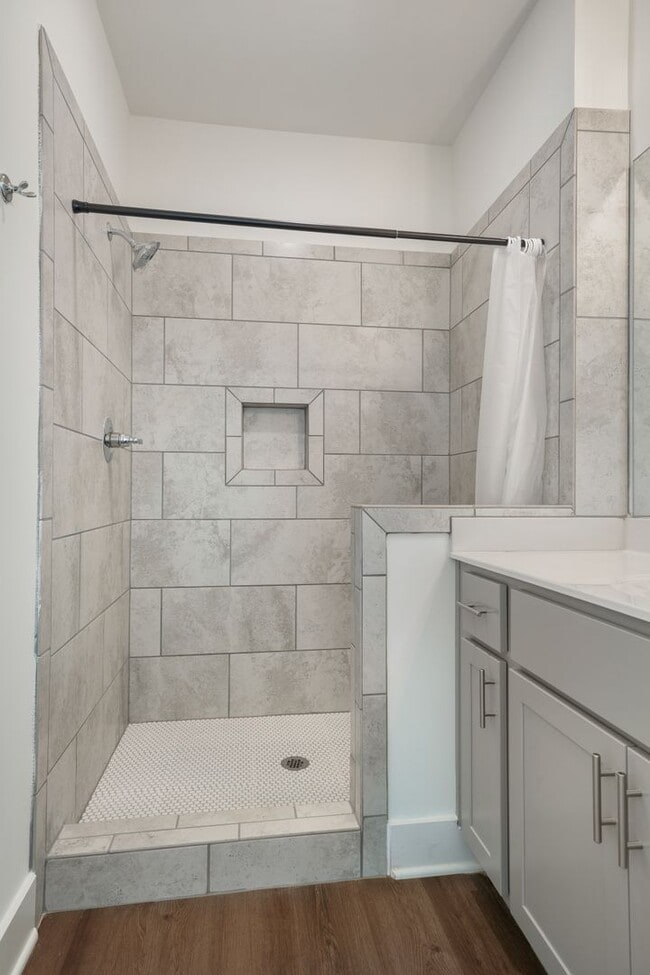 Building Photo - Spacious 3 Bedroom Home with Garage and Fenced Backyard!