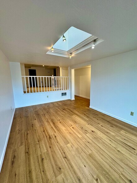 Building Photo - 3405 SW Barbur Blvd