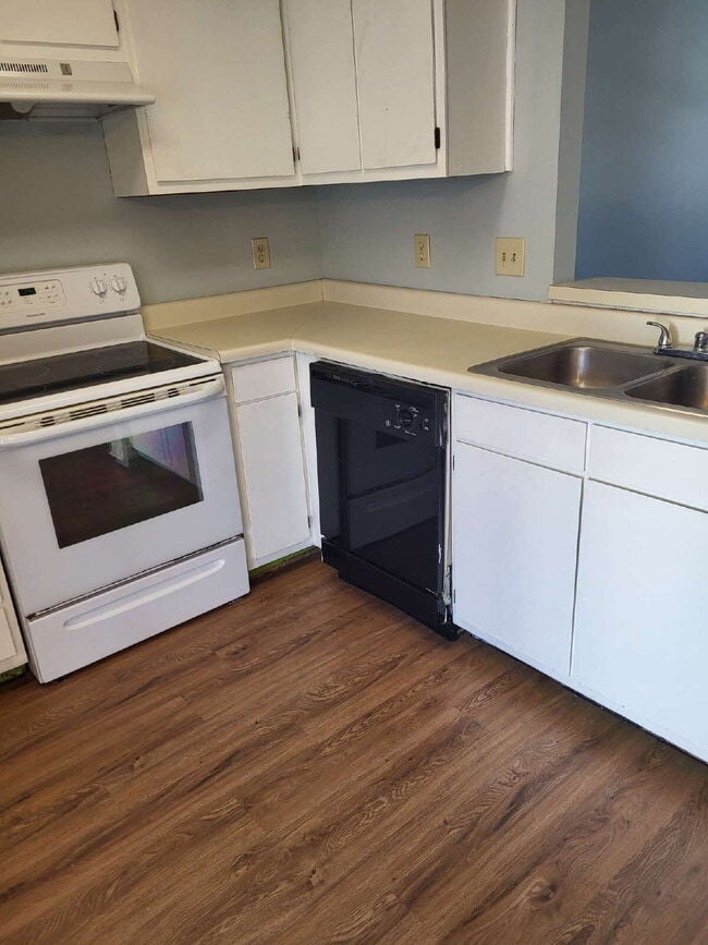 Building Photo - "Charming Goose Creek Townhouse: Cozy 2-Bedroom Retreat with Fireplace!"