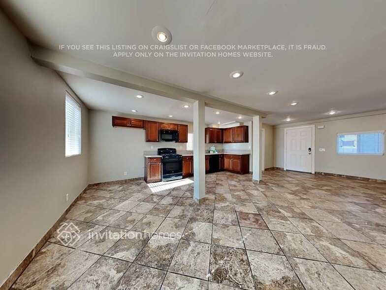 Building Photo - 1031 W 12th St