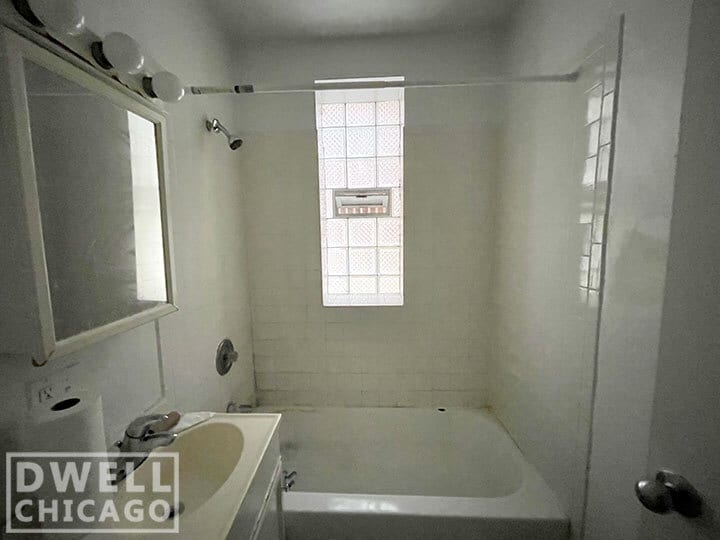 Building Photo - 6900 N Lakewood Ave