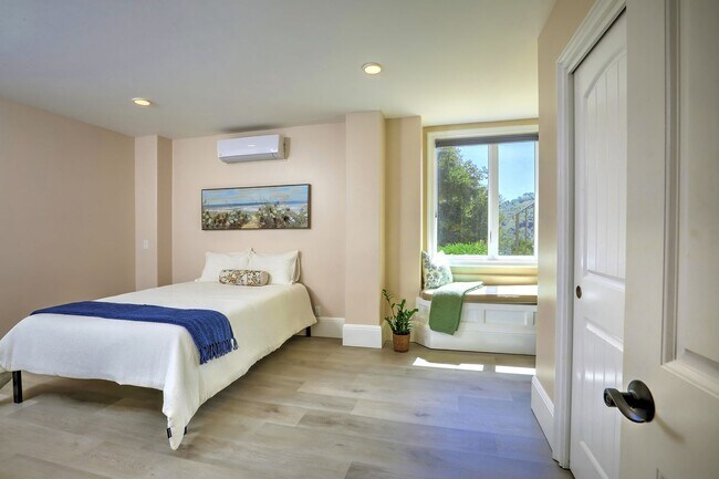 Building Photo - 731 Las Canoas Pl