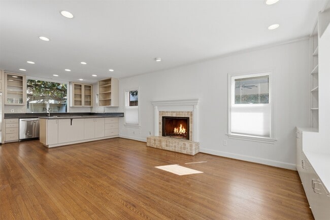 Building Photo - 2132 Tangley St