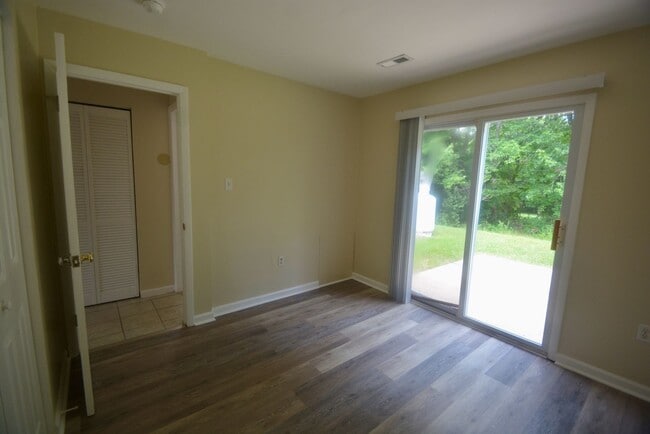 Building Photo - Great - 1 BEDROOM - Bright Open Floor Plan !!