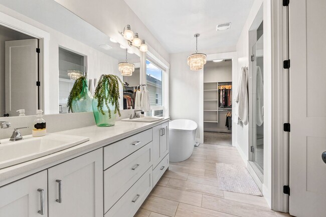 Building Photo - Modern Rustic Luxury Just Minutes from Dow...