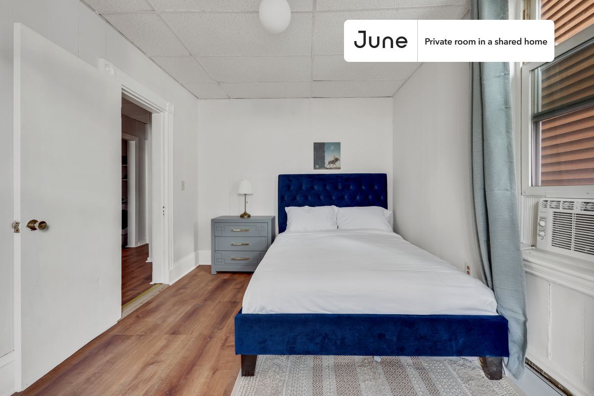 Building Photo - Room in Shared 3 bed/1 bath home