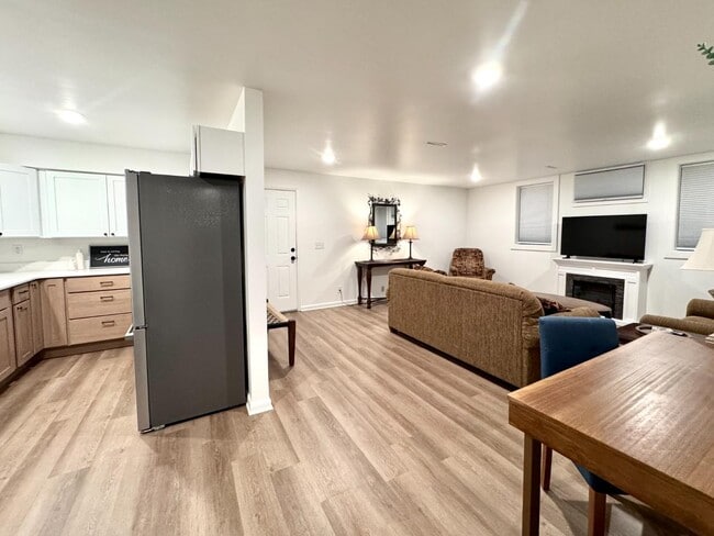 Building Photo - 1305 9th St W