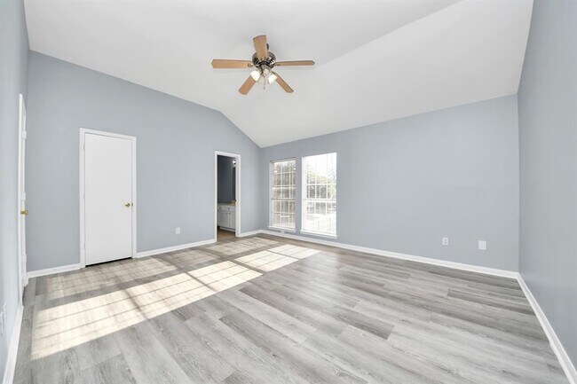 Building Photo - 10405 Shadow Oaks Dr