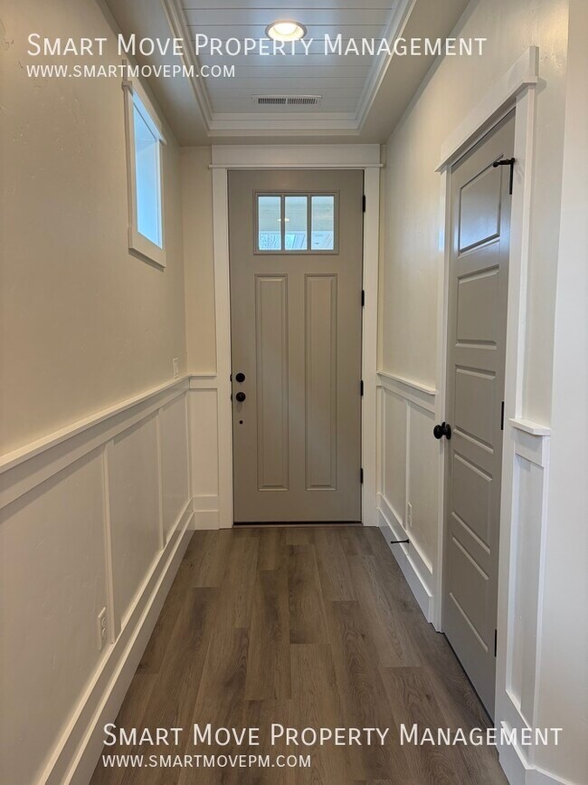 Building Photo - 2100 N Woodcreek St