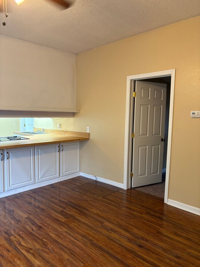 Building Photo - WELCOME HOME!   Cozy Orange City Home on A...