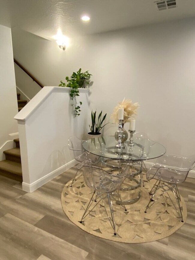 Building Photo - Ivory Town Home in Escondido Community!