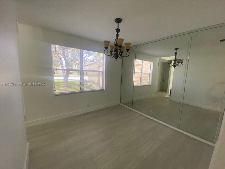 Building Photo - 241 E Bayridge Dr