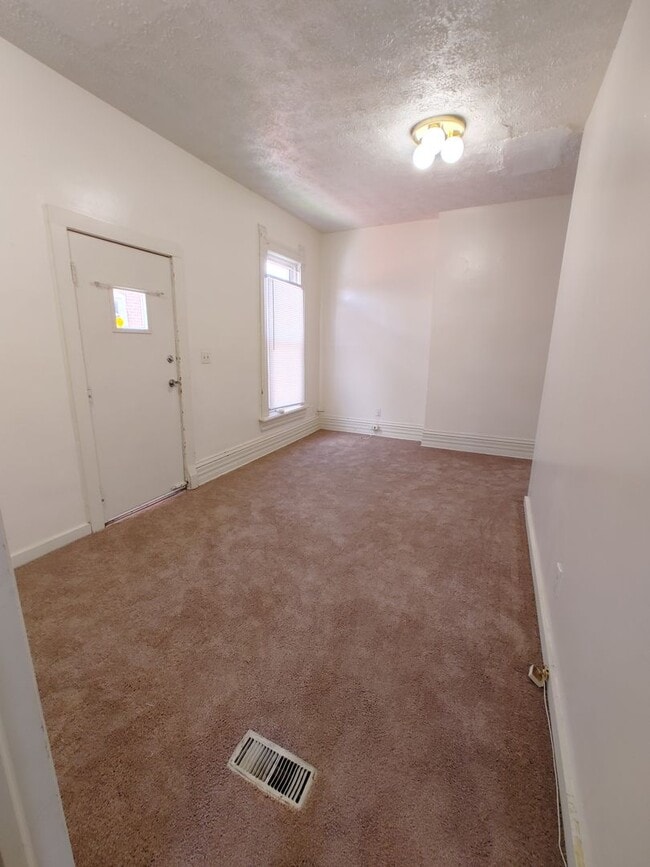 Building Photo - COMPLETELY UPDATED!! 2 bed/1 bath Close to Wexner Medical Center!