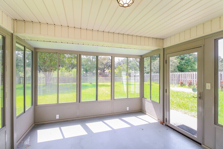 Building Photo - 717 S Lake Cunningham Ave