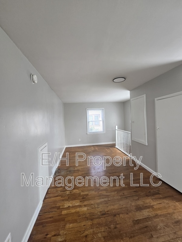 Building Photo - 526 N Martinson Ave