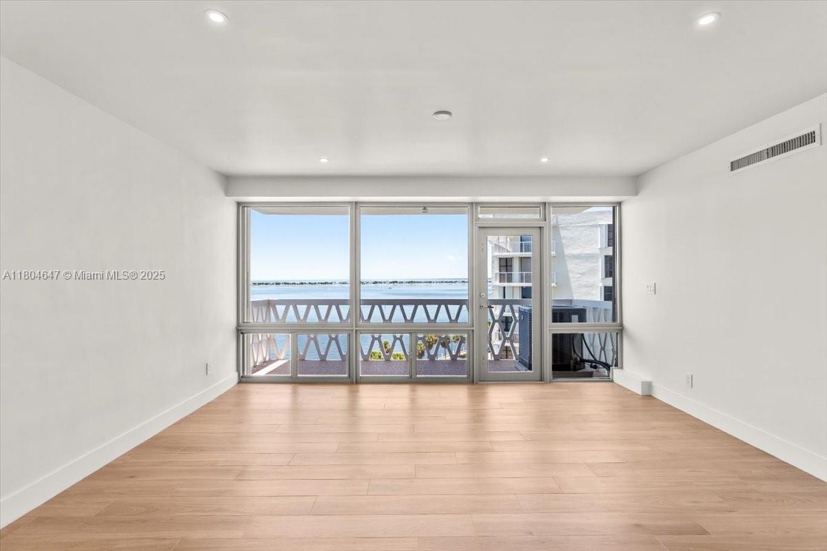 Building Photo - 1430 Brickell Bay Dr