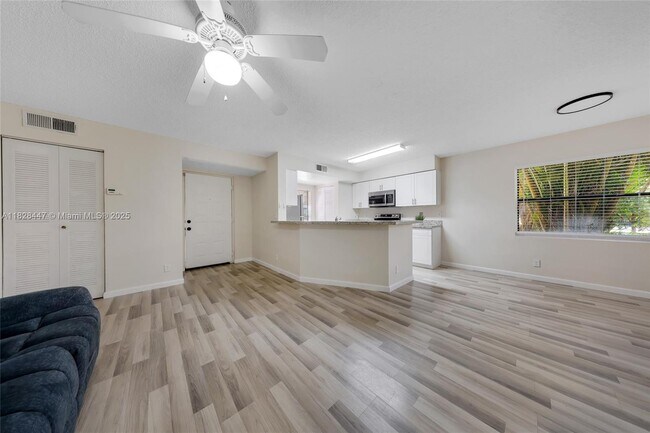 Building Photo - 9999 Summerbreeze Dr