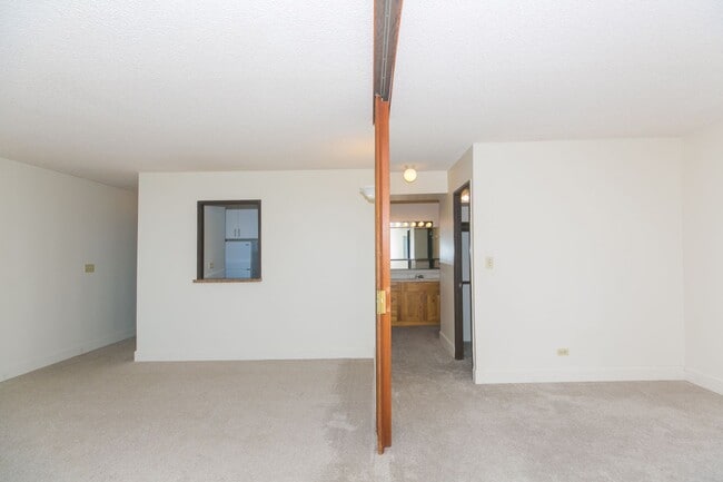 Building Photo - Views and Location!