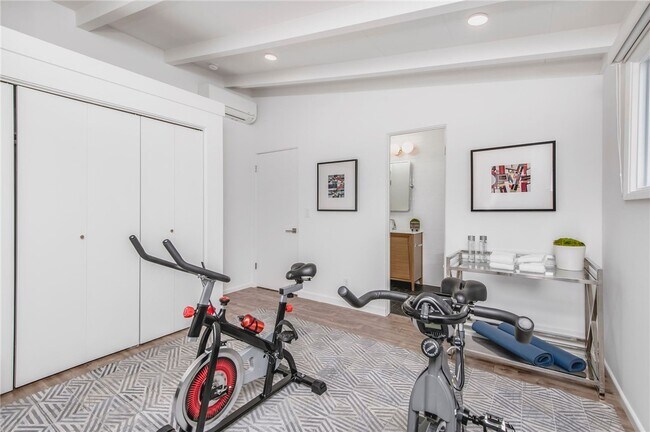 Building Photo - 816 The Strand