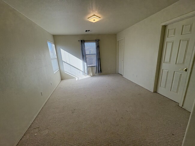 Building Photo - Riverhaven Great Central Location