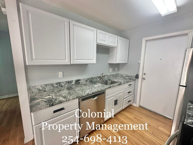 Building Photo - AVAILABLE NOW! 1/2 OFF 1st Month's RENT IF YOU MOVE IN DURING DECEMBER!!!