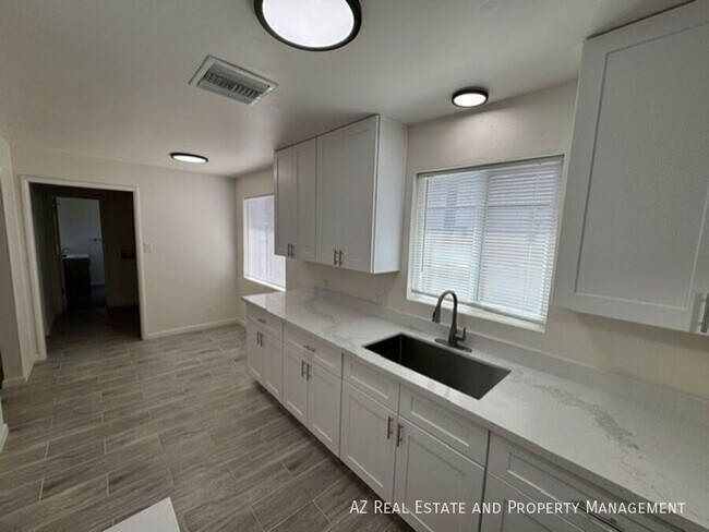 Building Photo - 1005 E Turney Ave