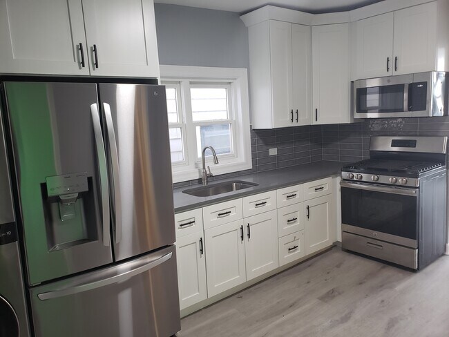 Kitchen - 3703 S Lowe Ave