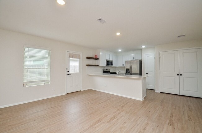 Building Photo - 305 Riverwood Village Ln