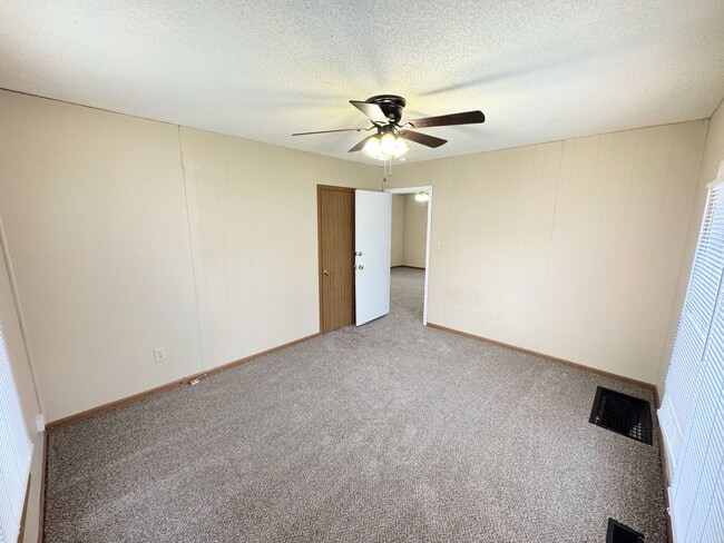 Building Photo - short term lease available