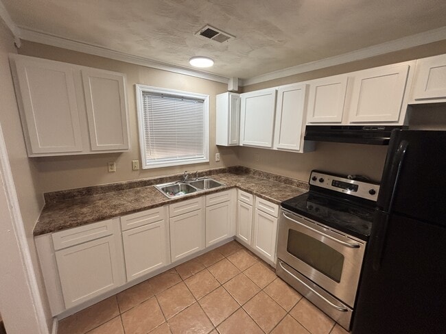 Building Photo - 3895 St Elmo Ave