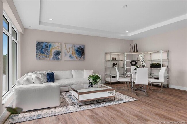 Building Photo - 41 SW Seminole St