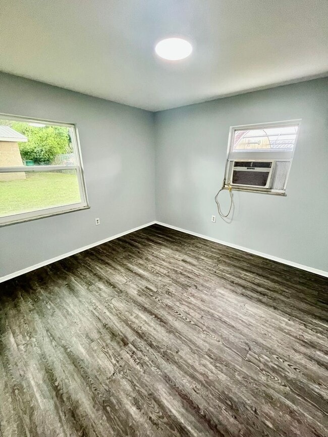 Building Photo - NICE Ground Floor 1BR/1BA Zephyrhills Duplex Apt. NO APP FEE!