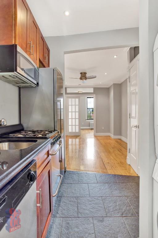 Building Photo - 380 E 10th St