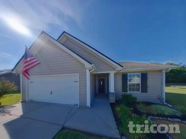 Building Photo - 605 Silverhill Dr