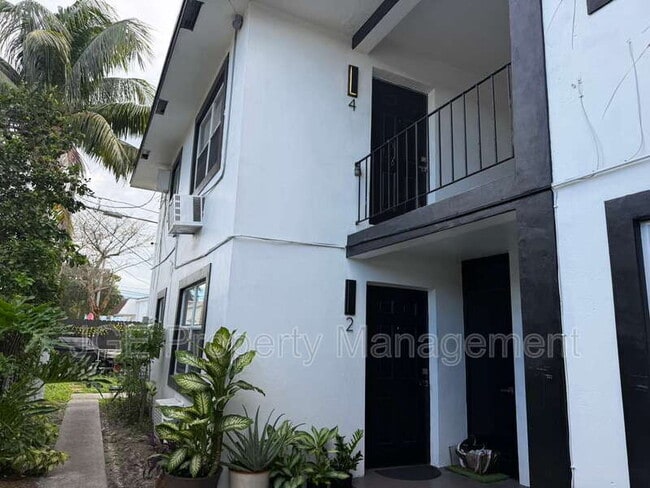 Building Photo - 3128 SW 12th Pl