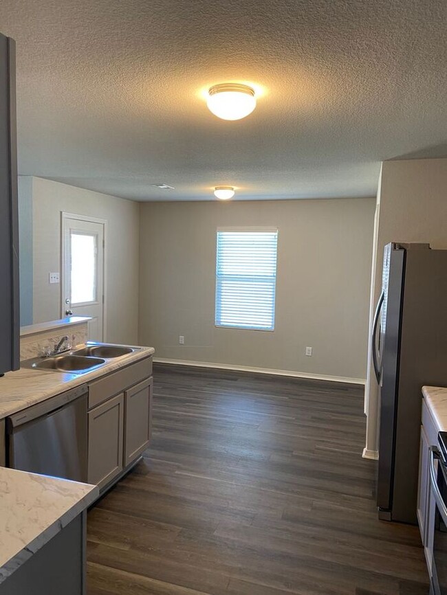 Building Photo - *Pre-leasing* Three Bedroom | Two Bathroom...