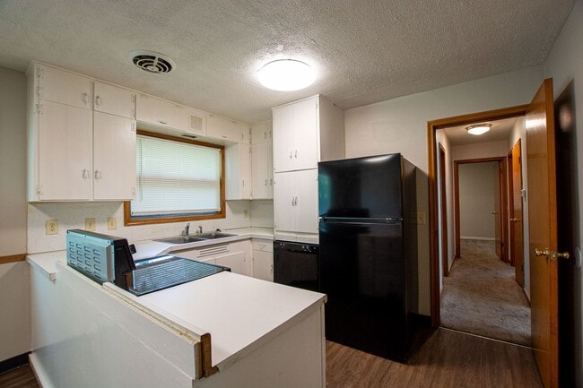 Building Photo - Extremely Spacious 2 Bedroom / 1 Bath Home